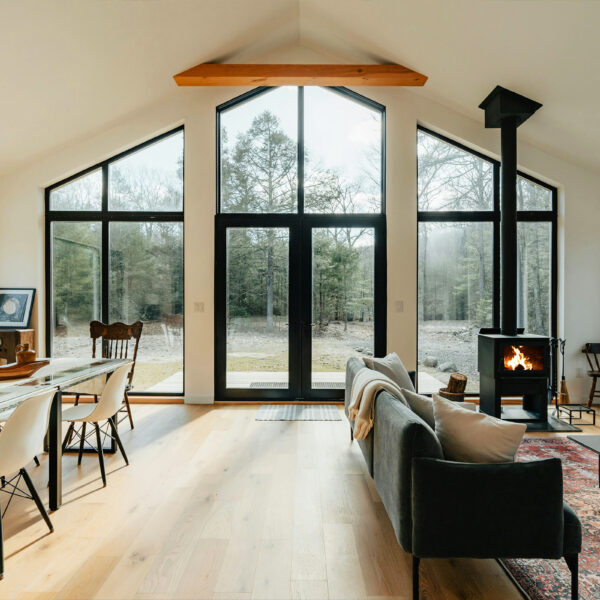 Skantherm Kamin in großem Ferienhaus, Fensterfront im Wohnzimmer