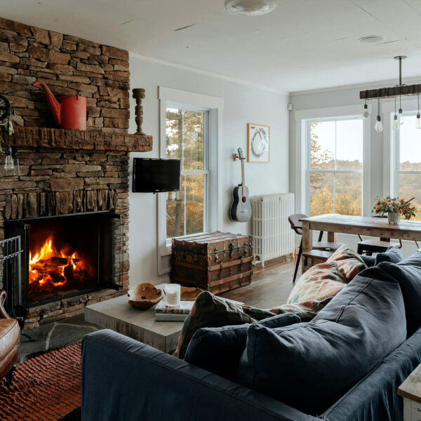 Skantherm Kamin in großem Wohnzimmer, Fensterfront