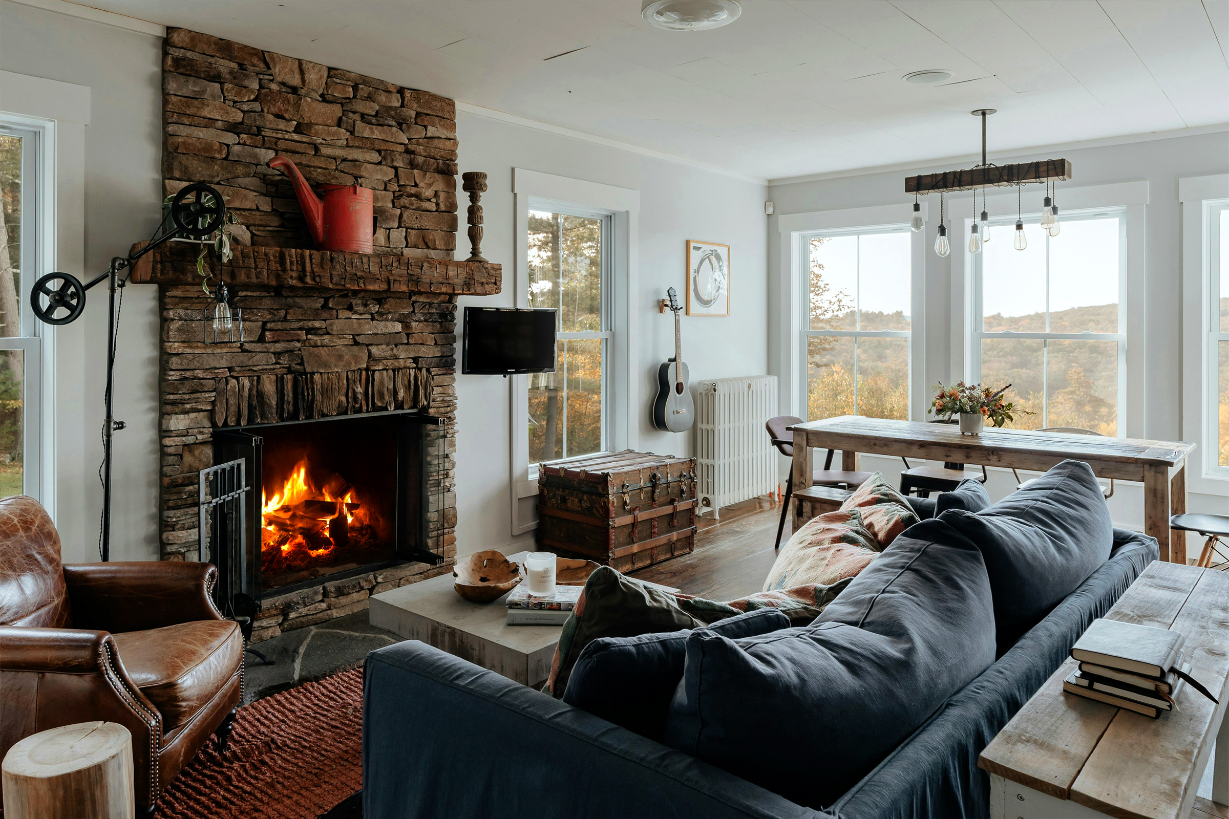 Skantherm Kamin in großem Wohnzimmer, Fensterfront